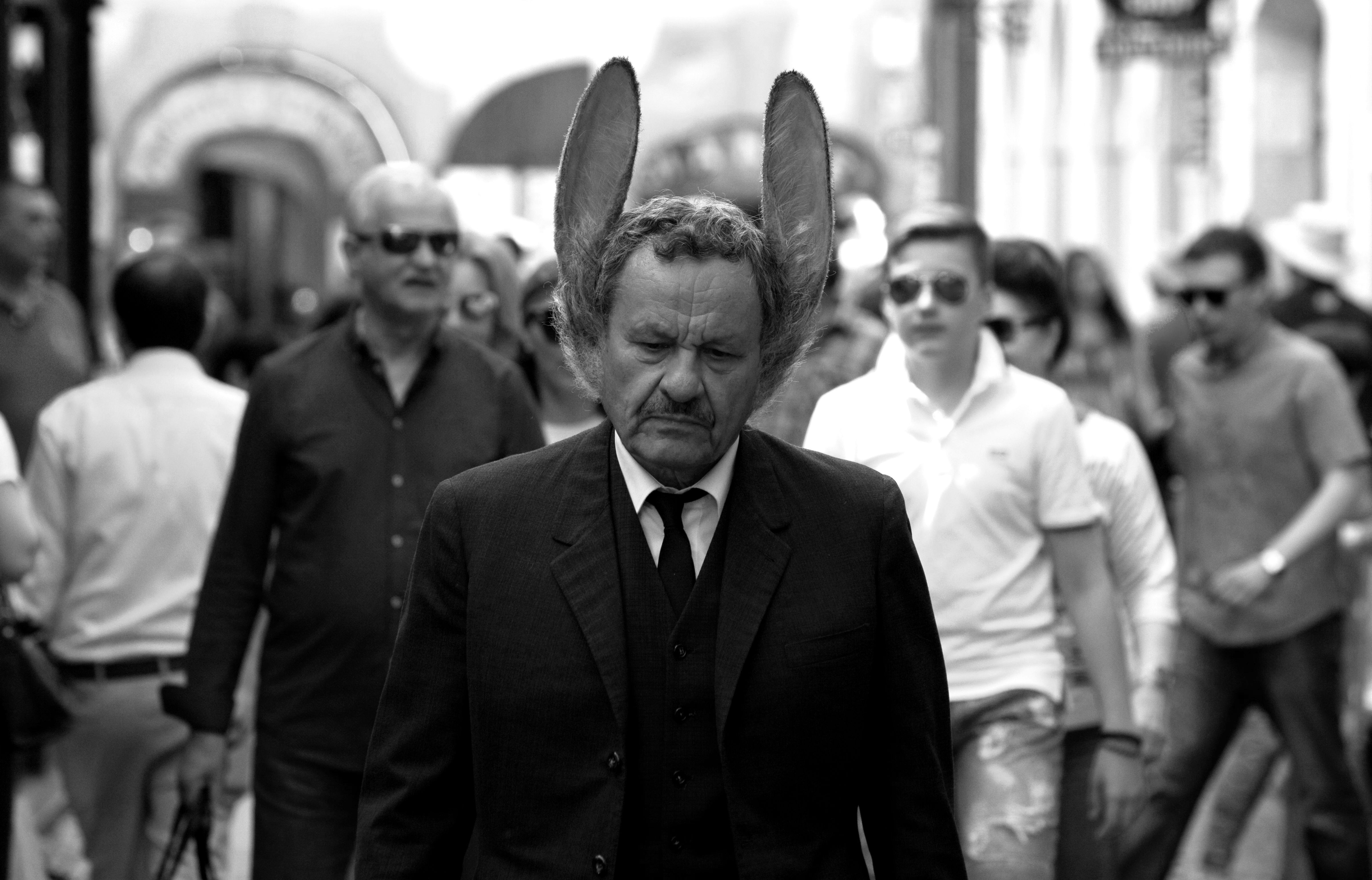 Muž so zajačími ušami Miroslav Krobot